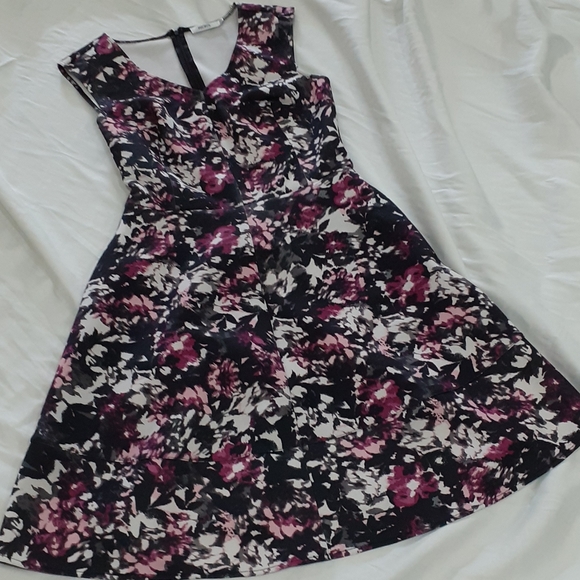 A-Line Dress with a Floral Pattern - Picture 3 of 6